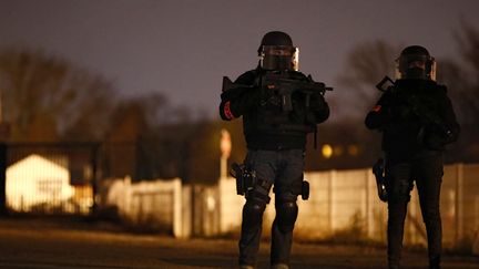 Des forces spéciales dans le quartier de la Meinau après l'assaut qui a permis de neutraliser Cherif Chekatt à Strasbourg, le 13 décembre 2018.&nbsp; (CHRISTIAN HARTMANN / REUTERS)