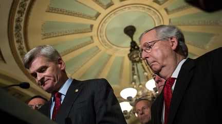 Les sénateurs républicains Bill Cassidy et Mitch McConnell, lors d'une conférence de presse, à Washington, le 26 septembre 2017. (DREW ANGERER / GETTY IMAGES NORTH AMERICA / AFP)