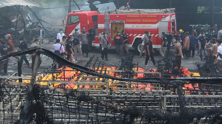 Des pompiers à Jakarta, la capitale indonésienne, après un incendie survenu dans une usine&nbsp;de feux d'artifice, le 26 octobre 2017. (DEMY SANJAYA / AFP)