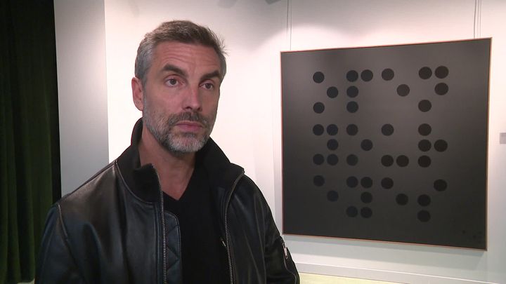 Eric Wirth devant l'une de ses création dans la galerie du Jardin Le Minorelle (France 3 Nord Pas-de-Calais)