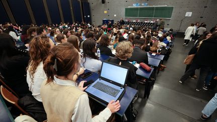 Le baromètre de la Fage prend en compte les frais de vie courante des étudiants ainsi que les frais spécifiques à la rentrée, comme les frais d'inscription et l'achat de matériel pédagogique. (LIONEL LE SAUX / MAXPPP)