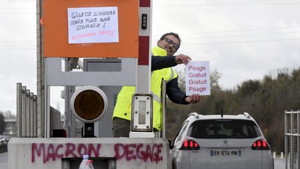 Une opération "péage gratuit" des "gilets jaunes" au Muret (Haute-Garonne), le 25 novembre 2018. (MAXPPP)