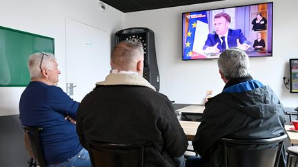 L'interview d'Emmanuel Macron à la télévision, le 22 mars 2023, diffusée dans un bar de la région rennaise (Ille-et-Vilaine) (JOEL LE GALL / MAXPPP)