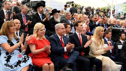 De droite à gauche, Ivanka Trump, fille du président des Etats-Unis, Jared Kushner, gendre et principal conseiller de Donald Trump, Benjamin Netanyahu, Premier ministre israélien et, en rouge, son épouse Sara, assistent à l'ouverture de l'ambassade américaine à Jérusalem, le 14 mai 2018. (Bureau de presse d&#039;Israël/Document/Agence Anadolu )