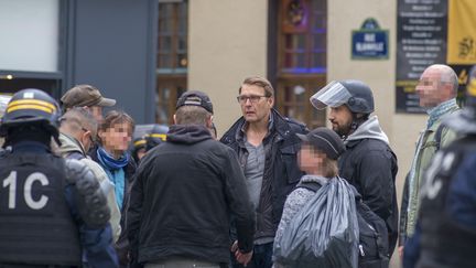 Alexandre Benalla&nbsp;et le commissaire Philippe Mizerski, place de la Contrescarpe, à Paris, le 1er mai 2018. (AFP)