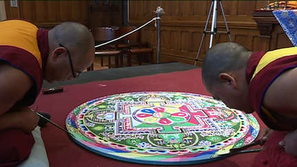 Des moines tibétains venus du Ladakh ont réalisé un mandala géant en sable à Strasbourg. Une oeuvre éphèmère.
 (France 3)