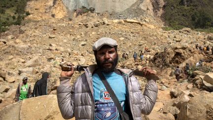 Un homme participant aux efforts de creusement sur le site d'un glissement de terrain dans le village de Mulitaka, dans la région de Maip Mulitaka, dans la province d'Enga en Papouasie-Nouvelle-Guinée, le 28 mai 2024. (HANDOUT / UN DEVELOPMENT PROGRAMME)