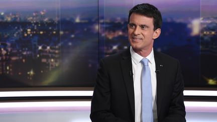 Manuel Valls, arrivé second de la primaire à gauche, derrière Benoît Hamon, a affirmé, lundi 23 janvier 2017, sur TF1 que le revenu universel proposé par son concurrent&nbsp;serait "la ruine de notre budget". (LIONEL BONAVENTURE / AFP)