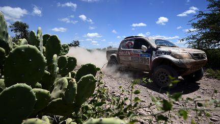 Une voiture de course Toyota, &agrave; Rosario (Argentine), lors de l'&eacute;dition 2015 du Dakar. (FRANCK FIFE / AFP)