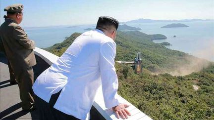 Le dirigeant Nord-coréen, Kim Jong-un, assiste au test d'un moteur de fusée, à Sohae, en Corée du Nord. La photo a été rendue publique mardi 20 septembre 2016.&nbsp; (YONHAP NEWS/NEWSCOM/SIPA / SIPA USA)