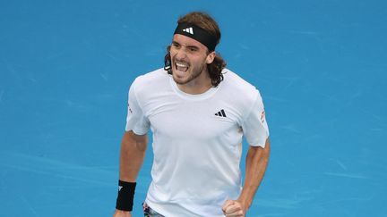 Le Grec Stefanos Tsitsipas face à l'Italien Jannik Sinner, durant l'Open d'Australie, le 22 janvier 2023. (MARTIN KEEP / AFP)