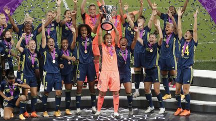 Les joueuses de l'Olympique lyonnais célèbrent leur victoire, en finale de la Ligue des champions, face à Wolfsburg, à Saint-Sébastien (Espagne). (VILLAR LOPEZ / POOL)