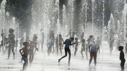 Des enfants se rafraîchissent durant une vague de chaleur à Nice (Alpes-Maritimes), le 31 juillet 2018. (VALERY HACHE / AFP)