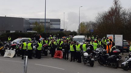 Les gilets jaunes bloquent l'entrée d'Amazon à Toulouse, le 15 décembre 2018 (SUZANNE SHOJAEI / FRANCE-BLEU OCCITANIE)