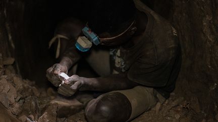 Un autre jeune creuseur de 19 ans, qui a échoué aux épreuves du baccalauréat en 2019, travaille lui aussi dans l'une des excavations souterraines, sans masque, ni casque. Il raconte à l’AFP que s'il lui a fallu plus d'une année de travail avant de ramener de l'or à la surface, il estime que son jour "approche à grands pas".&nbsp; (GUERCHOM NDEBO / AFP)