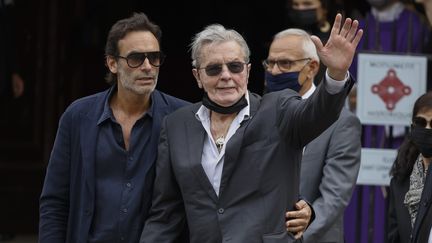 Alain Delon et son fils Anthony aux obsèques de Jean-Paul Belmondo, à Paris le 10 septembre 2021 (OLIVIER CORSAN / MAXPPP)