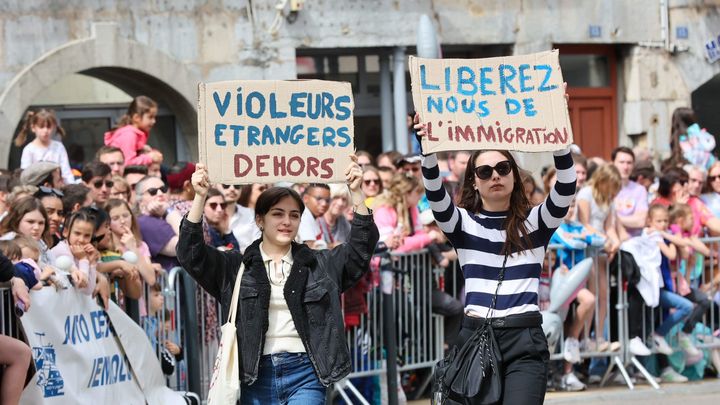 Le collectif identitaire Nemesis était présent au carnaval de Besançon, deux femmes portent des messages xénophobes, le 7 avril 2024. (ARNAUD CASTAGNE / MAXPPP)