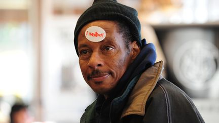 Un homme porte un autocollant "J'ai vot&eacute;" sur le front &agrave; la sortie d'un bureau de Chicago, dans l'Illinois, mardi 6 novembre 2012. (ROBYN BECK / AFP)