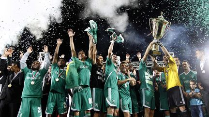 Les joueurs de Ludogorets fêtent leur titre de champion, après leur victoire contre le CSKA Sofia, à Razgrad (Bulgarie), le 23 mai 2012.&nbsp; (STOYAN NENOV / REUTERS)