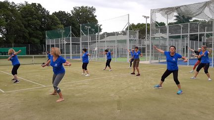 à Saint-Cyprien, des cours de gym&nbsp;ont repris à l'extérieur, sur un terrain de tennis, en effectif réduit et avec des mesures sanitaires strictes. (SIMON CARDONA / DIR SPORTS)