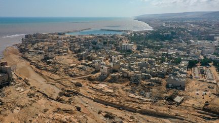 La ville de Derna (Libye) après les inondations provoquées par la tempête Daniel, le 18 septembre 2023. (HALIL FIDAN / ANADOLU AGENCY / AFP)