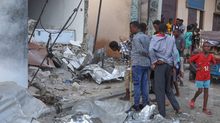 Residents of Mogadishu (Somalia) assess the damage at the site of an attack at the Pearl Beach hotel on June 10, 2023. (HASSAN ALI ELMI / AFP)