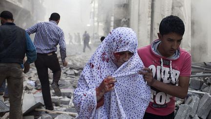 Une femme blessée est évacuée. (AFP PHOTO / FABIO BUCCIARELLI)