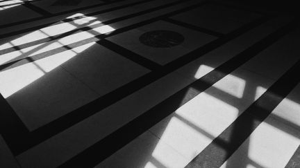 Jeu d'ombres au Palais de Justice de Paris, où se tient le procès des attentats du 13-Novembre. (DAVID FRITZ-GOEPPINGER POUR FRANCEINFO)