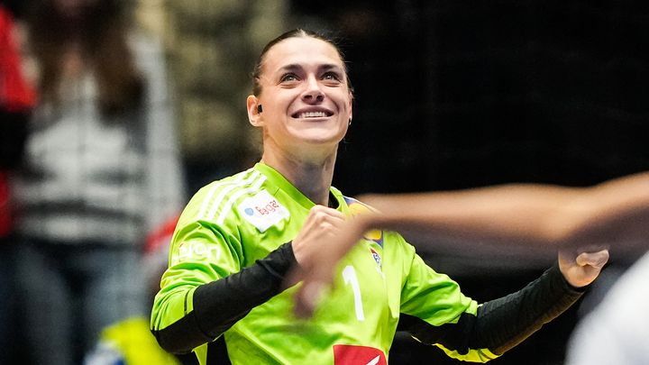 La gardienne de l'équipe de France féminine de handball Laura Glauser lors du tour préliminaire du Championnat du monde contre la Norvège, le 10 décembre 2023 (BEATE OMA DAHLE / AFP)