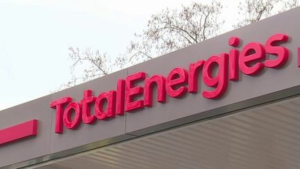 Total fait un geste sur le prix de l’essence. À partir de ce lundi 14 février s’applique la remise de 10 centimes par litre dans plus de 1 000 stations installées en milieu rural. Est-ce vraiment avantageux ? (France 2)