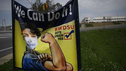 Une affiche du syndicat RWDSU devant l'entrepôt Amazon à Bessemer (Alabama), le 26 mars 2021. (PATRICK T. FALLON / AFP)