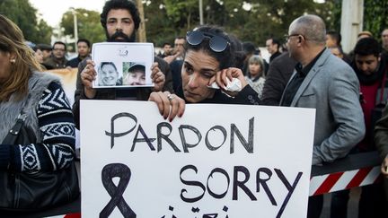 Plusieurs personnes&nbsp;rassemblées en hommage à Louisa et Maren&nbsp;samedi 22 décembre devant l'ambassade du Danemark à Rabat (Maroc).&nbsp; (FADEL SENNA / AFP)