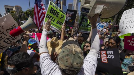 Une manifestation oppose pro et anti-avortement à Los Angeles (Etats-Unis), le 14 mai 2022. (DAVID MCNEW / AFP)