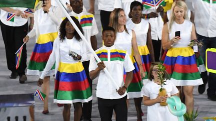 Le porte-drapeau namibien Jonas Junias Jonas, le 5 août 2016 lors de la cérémonie d'ouverture des Jeux olympiques de Rio (Brésil). (PEDRO UGARTE / AFP)