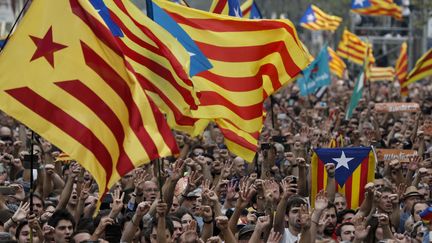 Une foule réunie à Barcelone célèbre la déclaration d'indépendance de la Catalogne, le 27 octobre 2017. (PAU BARRENA / AFP)