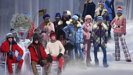 Depuis ses débuts, la collection Moncler Grenoble est présentée à NYC et pour l’A/H 2017, le thème est la rencontre entre l’imaginaire et la technologie, racontée comme une allégorie. C’est le temps qui s’arrête dans une sorte de pause hivernale poétique. 
 (Angela Weiss / AFP)