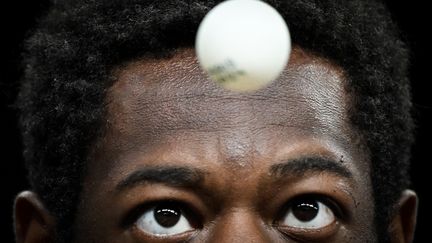 Ibrahima Diaw n'a d'yeux que pour la balle de tennis de table et pour sa compétition en simple, aux JO, le 29 juillet. (JUNG YEON-JE / AFP)