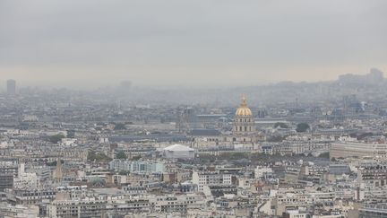 Un&nbsp;épisode de pollution aux particules fines, à Paris, le 19 septembre 2017.&nbsp; (OLIVIER LEJEUNE / MAXPPP)