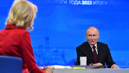 Le président russe, Vladimir Poutine, tenant sa conférence de presse de fin d'année à Moscou (Russie) le 14 décembre 2023. (ALEXANDER KAZAKOV / POOL / AFP)