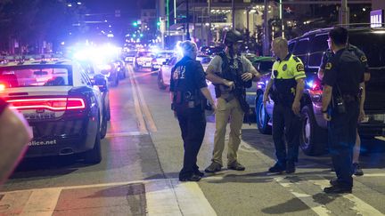 Au moins quatre policiers ont &eacute;t&eacute; tu&eacute;s, jeudi 7 juillet,&nbsp;&agrave; Dallas (Texas, Etats-Unis). (LAURA BUCKMAN / AFP)