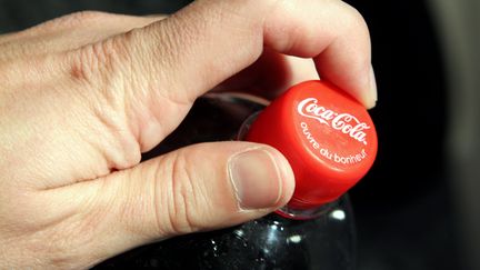 Un bouchon sur une bouteille de Coca Cola. (LIONEL VADAM / MAXPPP)