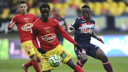 Sylla au duel face à Mendy lors du match Le Mans - Monaco (Ligue 2)