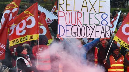 La banderole "Relaxe pour les 8 de Goodyear" est brandie place de la Nation à Paris, au cours d'une manifestation de mobilisation en faveur de syndicalises condamnés à de la prison ferme, le 4 février. (DOMINIQUE FAGET / AFP)