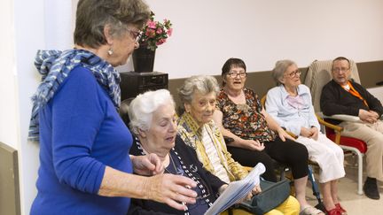 Pour les personnes âgées, participer à un atelier de chant permet de mieux lutter contre le vieillissement. Le chant aide aussi les patients atteints de la maladie de Parkinson. (GUILLAUME BONNEFONT / MAXPPP)