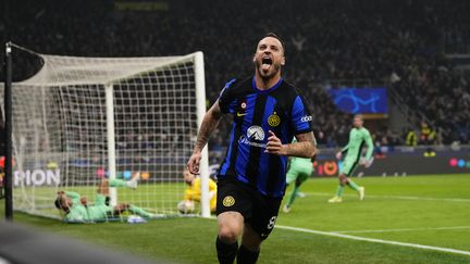 Marko Arnautovic célèbre son but inscrit avec l'Inter Milan en huitièmes de finale aller de la Ligue des champions contre l'Atlético de Madrid au stade Giuseppe Meazza, le 20 février 2024. (JOSE BRETON / AFP)