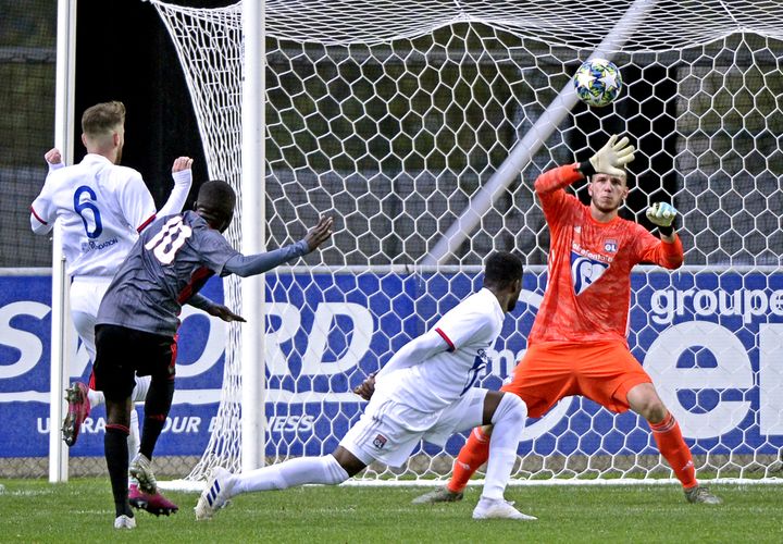 Le gardien Lucas Margueron, ici au match retour contre le Benfica Lisbonne, a joué sept matches de Youth League avec Lyon cette saison. (ST?PHANE GUIOCHON / MAXPPP)