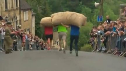 Les championnats du monde de course avec des sacs de laine ont eu lieu dimanche 29 mai 2016 à Tetbury, au Royaume-Uni.