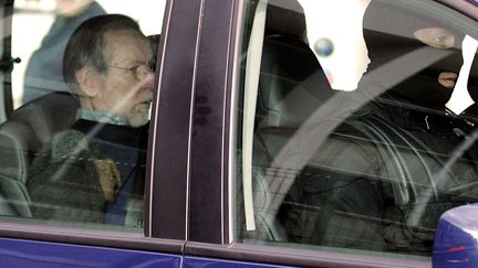 Michel Fourniret dans une voiture de police, le 21 mai 2008,&nbsp;à Charleville-Mézières (Ardennes). (ALAIN JULIEN / AFP)