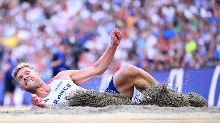 Le décathlonien français, Kévin Mayer, a tenté de conserver son titre de champion du monde avant d'abandonner, vendredi 25 août 2023, afin de ne pas aggraver sa blessure au tendon d'Achille gauche. Déçu mais lucide sur sa situation, l'athlète de 31 ans a donné rendez-vous aux Français l'année prochaine aux JO de Paris. (KIRILL KUDRYAVTSEV / AFP)