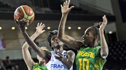 La Française Emilie Gomis attaque la défense du Brésil (OZAN KOSE / AFP)